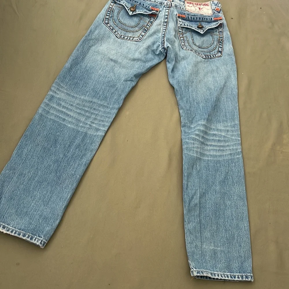 TRUE Religion Joey Super T”Light Wash Blue  32X32 JEANS  w Orange Accent Details